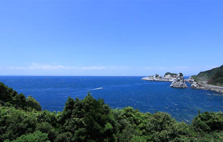 広大な紺碧の海と白い岬を一望　画像